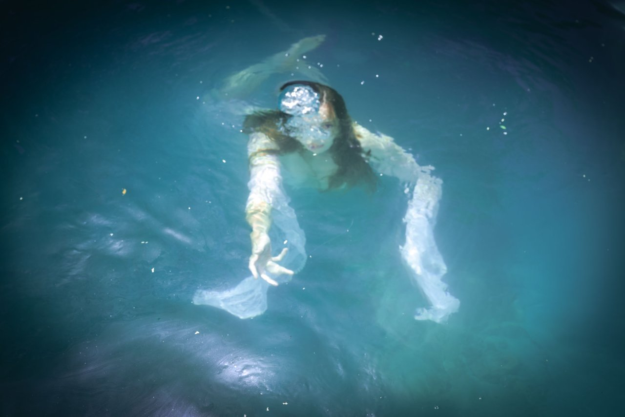 I can’t swim, but Holly can – faking underwater portraits